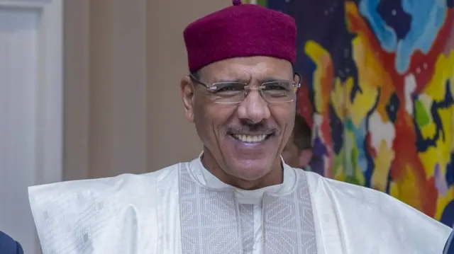 S Secretary of State Antony Blinken (L) meets with Niger President Mohamed Bazoum (R) in Niamey, Niger on March 16, 2023.