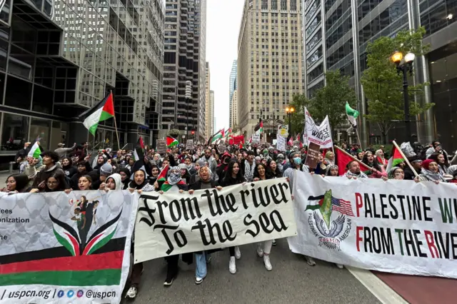 Thousands marching with Palestinian flags