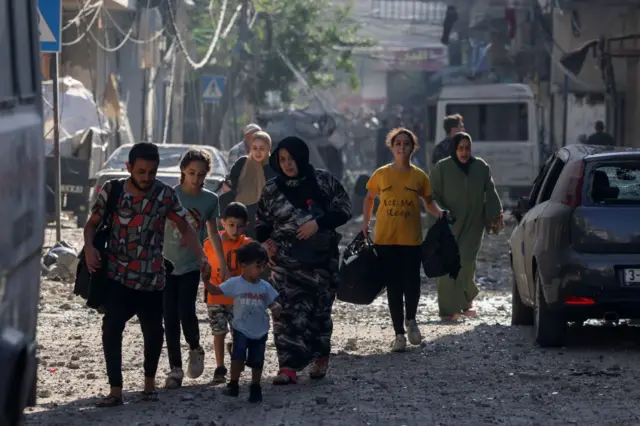 Palestinians evacuate a neighbourhood in Gaza City