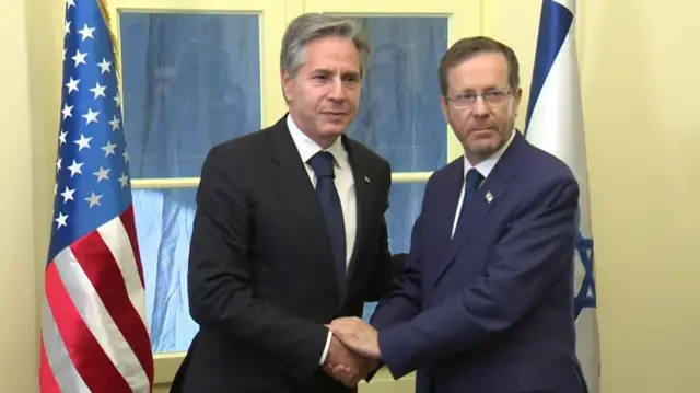 Antony Blinken shakes hands with Isaac Herzog