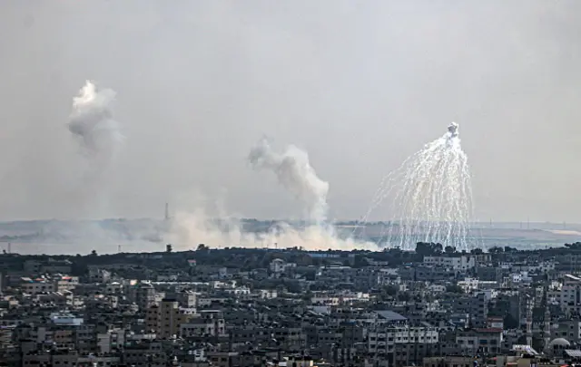 Smoke rises as the Palestinian Foreign Ministry claimed that Israel used phosphorus bombs in its attacks on populated areas in Gaza City