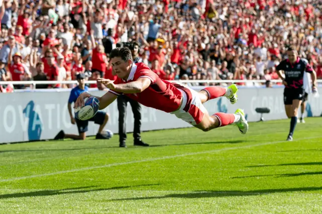 Louis Rees-Zammit diving to score