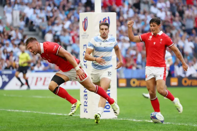 Dan Biggar scores a try