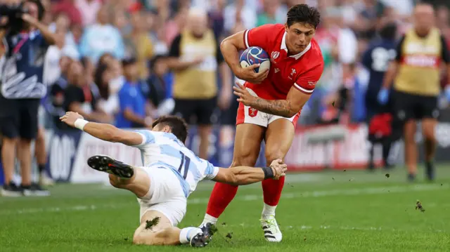 Louis Rees-Zammit carries for Wales