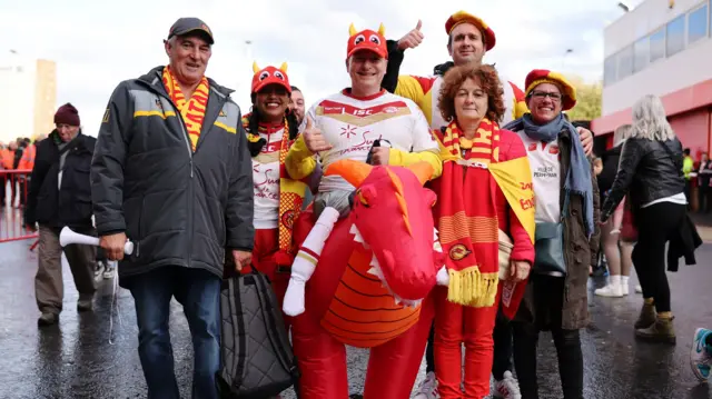 Catalans Dragons fans