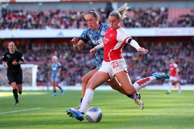 Alessia Russo of Arsenal battles for possession with Lucy Parker