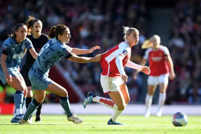 Alessia Russo of Arsenal is challenged by Rachel Corsie