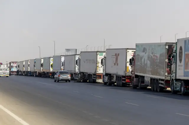 Lorries carrying aid queue to cross from Egypt into Gaza