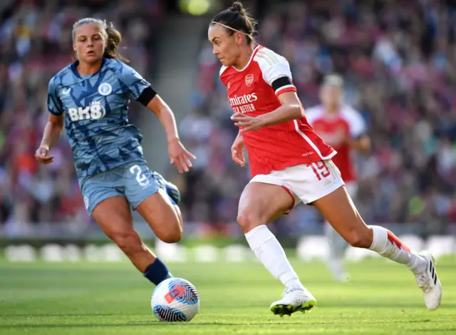 Caitlin Foord of Arsenal runs with the ball whilst under pressure from Sarah Mayling