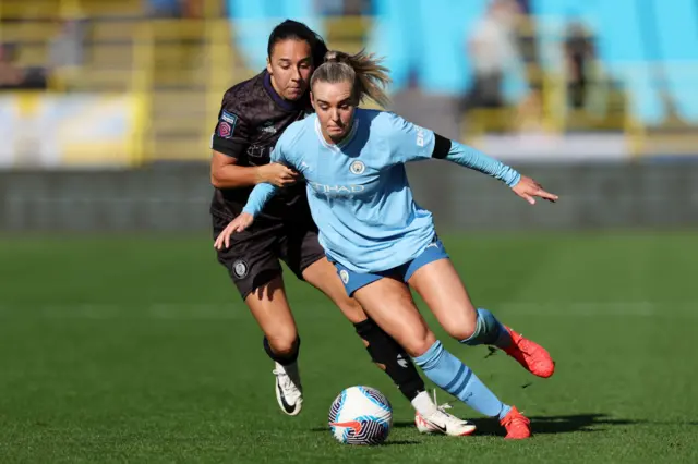 Jill Roord of Manchester City is challenged by Brooke Aspin