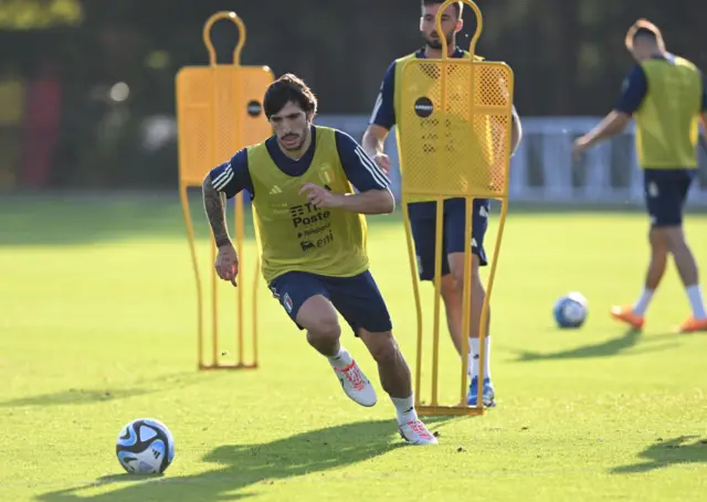 Tonali runs with the ball in Italy training.