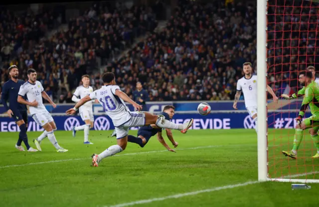 Benjamin Pavard scores