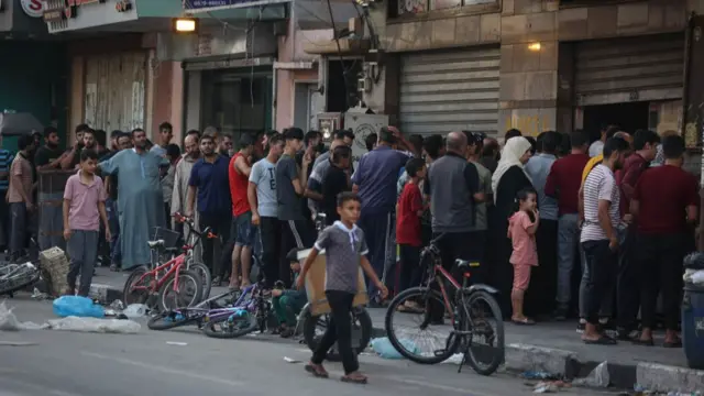 An enormous queue outside a bakery in Khan Younis