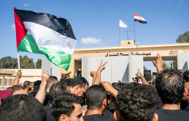 Egyptian NGO volunteers protest at the Rafah crossing