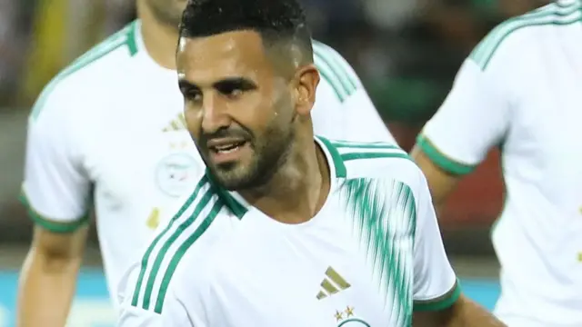 Riyad Mahrez (R) of Algeria vies for the ball, during Friendly Match Between Algeria and Nigeria at the Stade d'Oran in Algeria on September 27, 2022