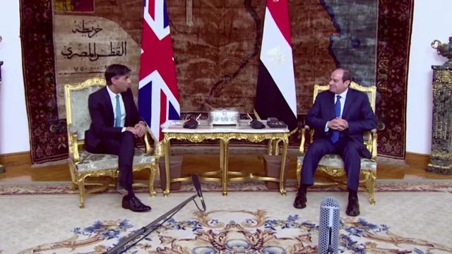 Rishi Sunak (l) and  Abdul Fattah al-Sisi ( r)