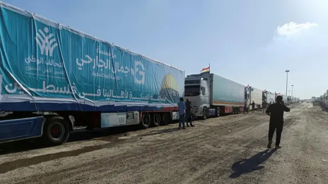 Lorries carrying humanitarian aid for Gaza queue on the Rafah crossing