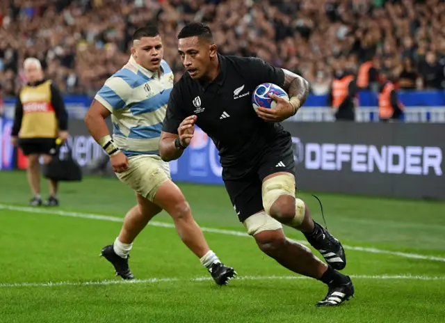 Shannon Frizell of New Zealand scores his team's third try