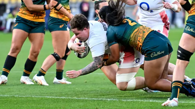 Hannah Botterman scores a try for England