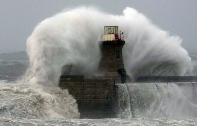 South Shields lighthouse with the top of it missing while being hit by waves