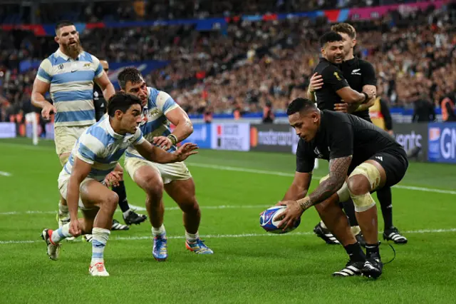 Shannon Frizell of New Zealand scores his team's third try