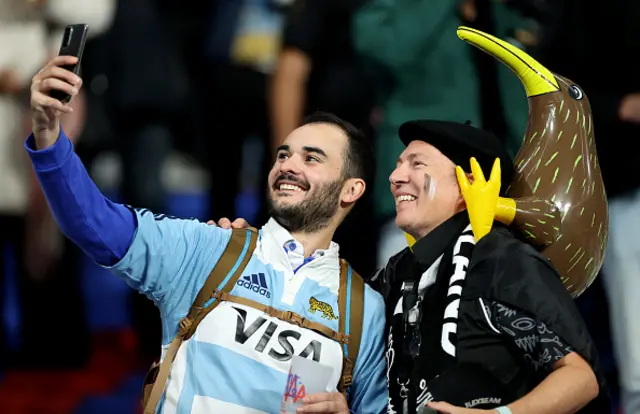 Argentinian fan and All Blacks supporter take a selfie