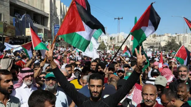 A large crowd of Jordanians gather during a pro-Palestinian protest