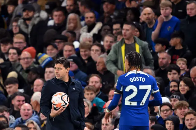 Pochettino waits to hand the ball to Malo Gusto.