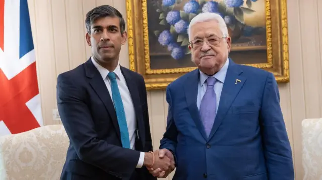 Rishi Sunak shakes hands with Mahmoud Abbas