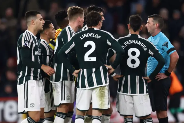 United players protest the penalty for Sheffield United.