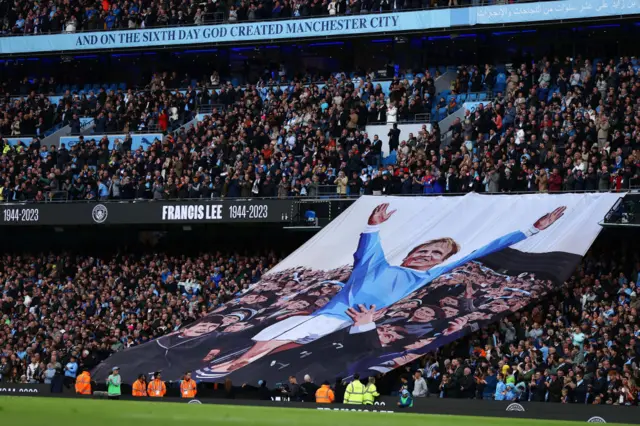 Fans unveil a tribute to former player Franny Lee.