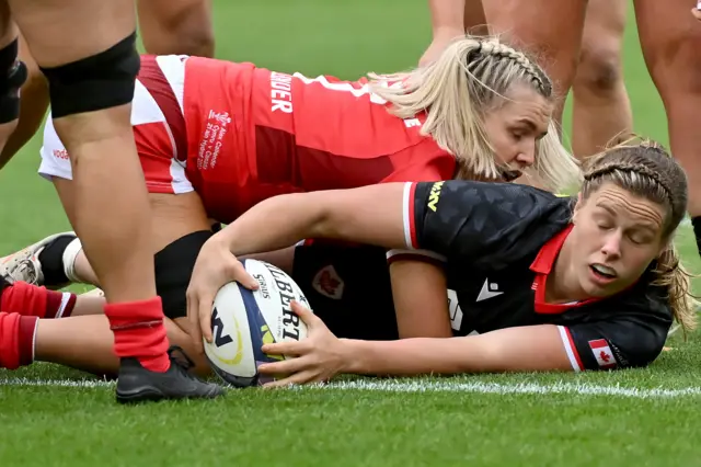 Sophie de Goede scored Canada's first try of the match