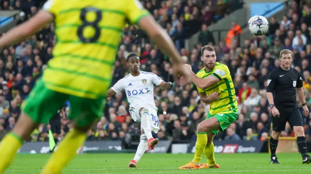 Crysencio Summerville scores for Leeds