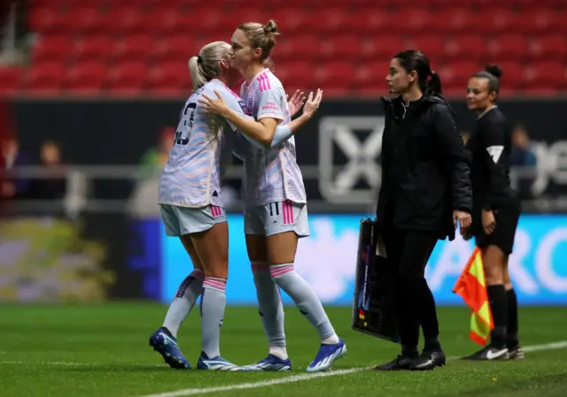 Vivianne Miedema comes on for Alessia Russo