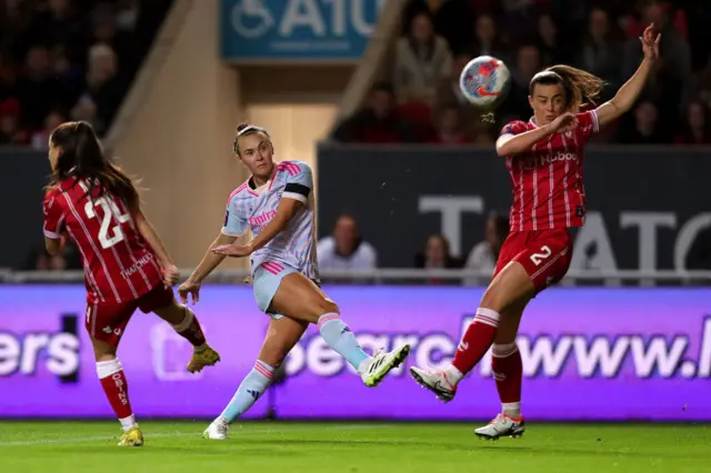 Caitlin Foord of Arsenal shoots whilst under pressure from Ffion Morgan and Ella Powell