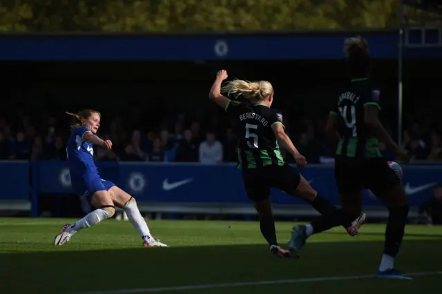 Sjoeke Nusken of Chelsea scores her team's second goal