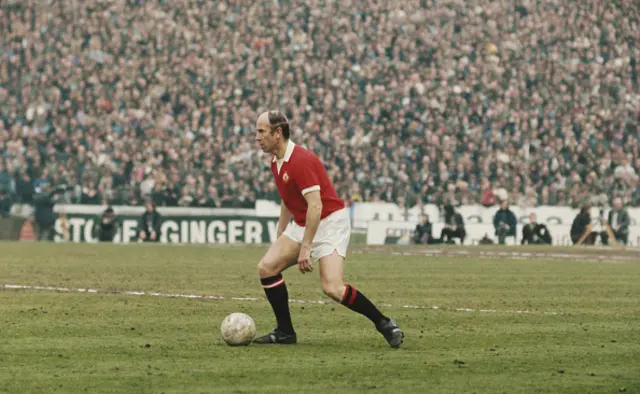 Bobby Charlton of Manchester United runs with the ball