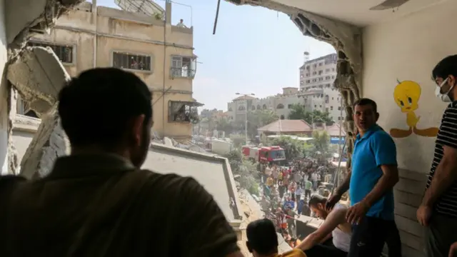 Palestinian emergency services and local citizens search for victims in buildings destroyed during Israeli air raids in the southern Gaza Strip on October 24, 2023 in Khan Yunis, Gaza.