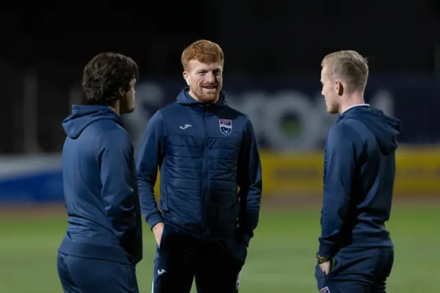 Simon Murray speaking to teammates