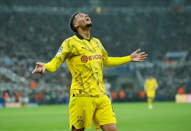 Felix Nmecha of Borussia Dortmund celebrate