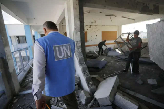 UN workers amid rubble in Gaza