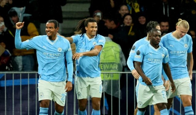 Manchester city players celebrate Manuel Akanji goal