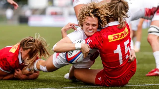 Ellie Kildunne scores a try for England against Canada