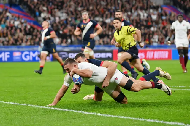 Ben Earl of England dives over to score