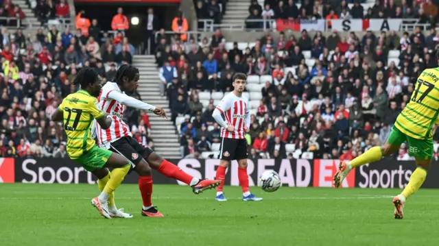 Pierre Ekwah shoots for Sunderland