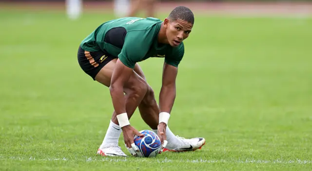 Manie Libbok holding a ball in training