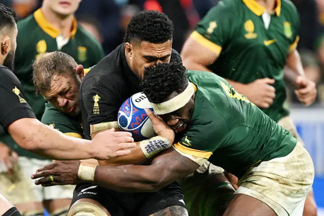 Siya Kolisi tackles Ardie Savea