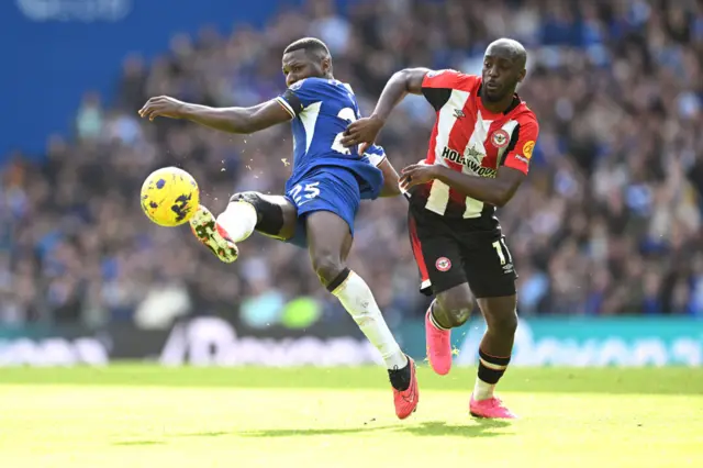 Brentford's Yoan Wissa pulls the shirt of Moses Caicedo