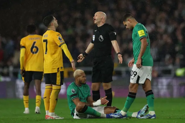 Neto protests to referee Antony Taylor.