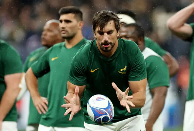 Eben Etzebeth catches the ball